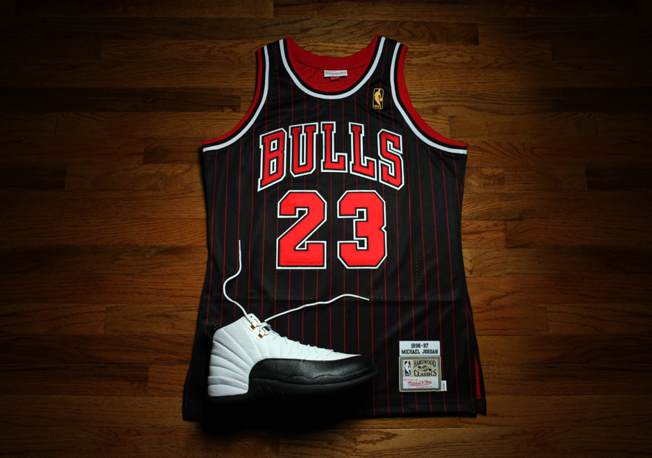 DJK Entertainment  Basketball : Bulls - Michael Jordan Black Pinstripe  Jersey #126 Foot L
