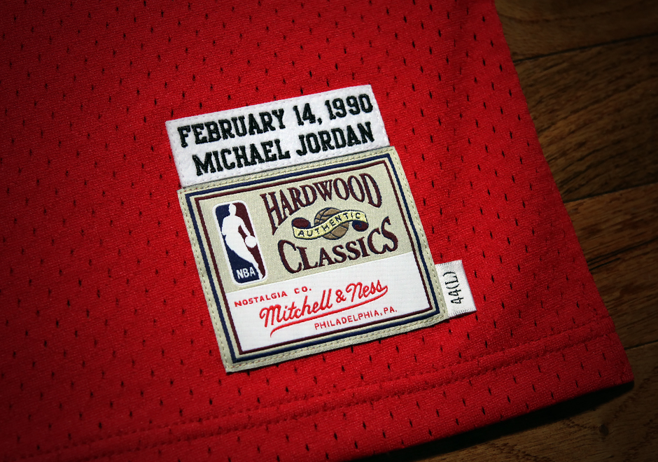 MICHAEL JORDAN #12 MITCHELL & NESS HARDWOOD CLASSIC JERSEY