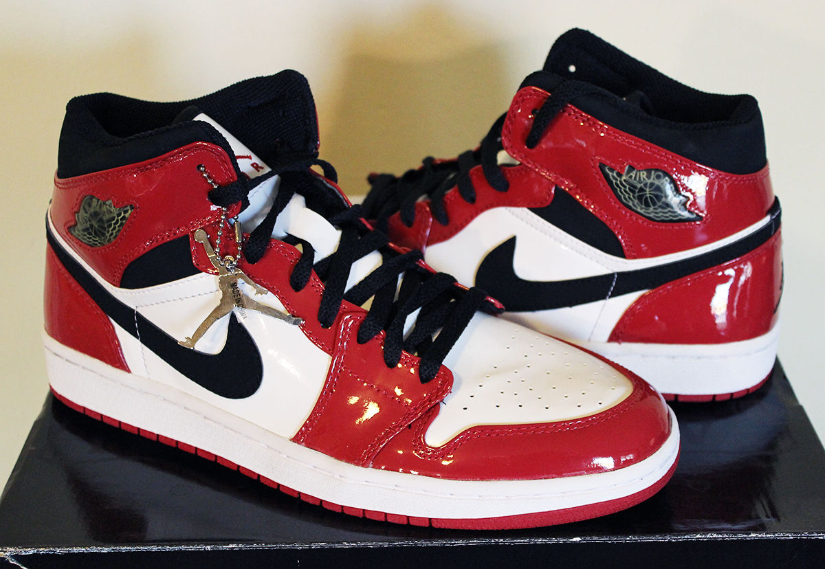 Красно черно белые кроссовки. Nike Air Jordan 1. Nike Air Jordan 1 Retro. Nike Air Jordan 1 лаковые. Air Jordan 1 High лакированные.
